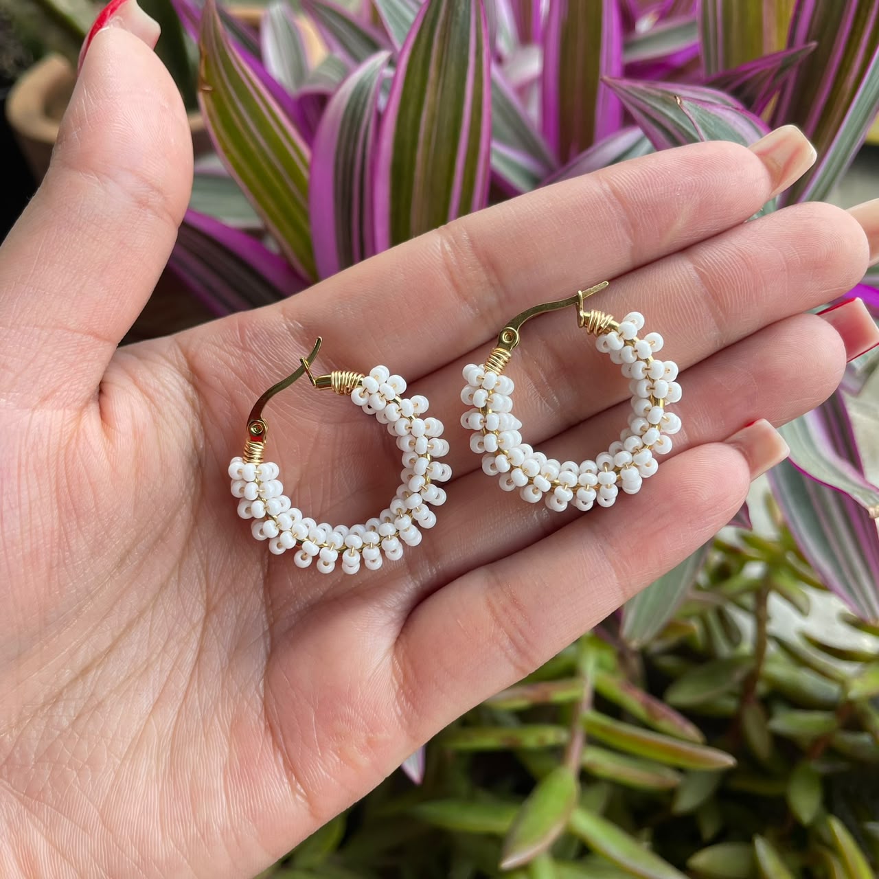 Aretes circulares blancos tejidos