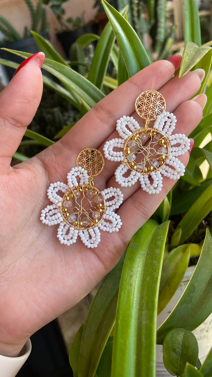Aretes flor blanca con miyuki