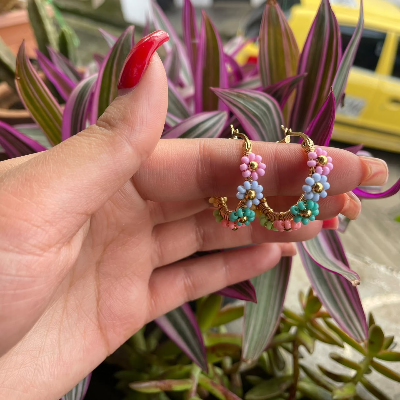 Aretes circulares con flores de colores