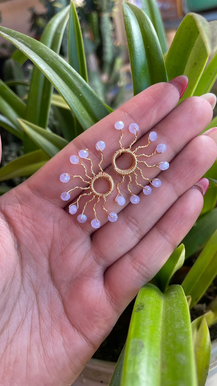 Aretes circulares con piedras lila
