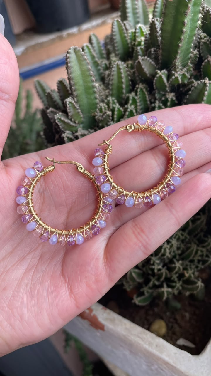 Aretes circulares con beads morados iridiscentes