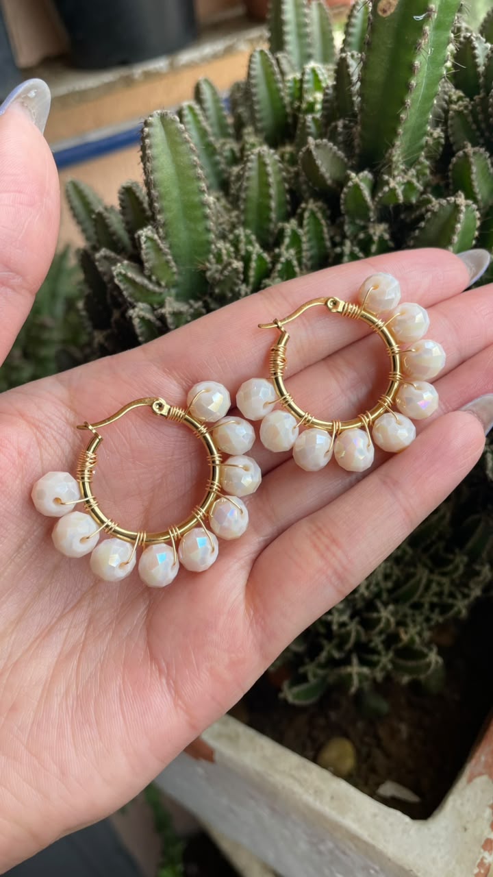 Aretes circulares con perlas iridiscentes