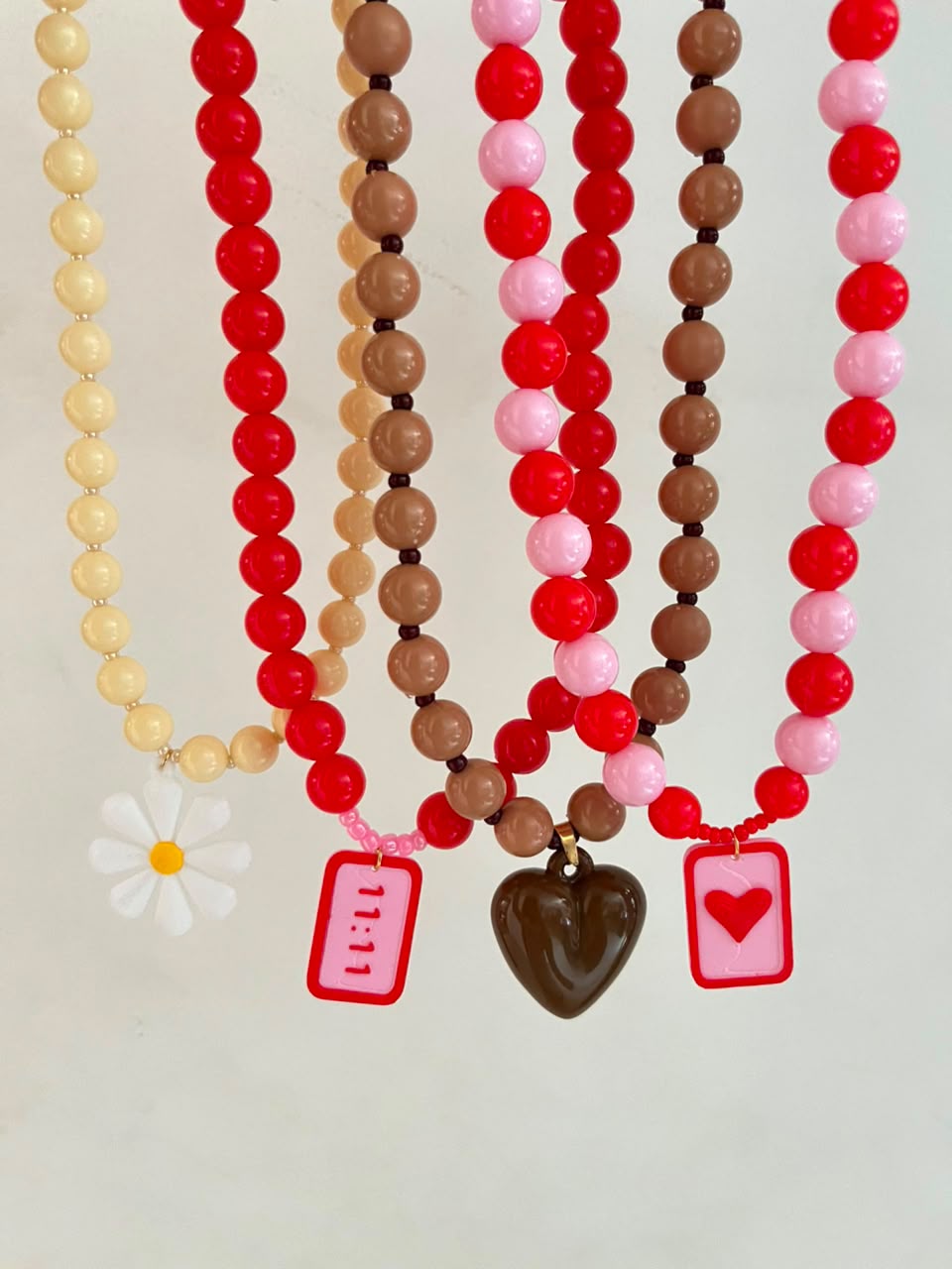 Collares coloridos con dijes personalizados
